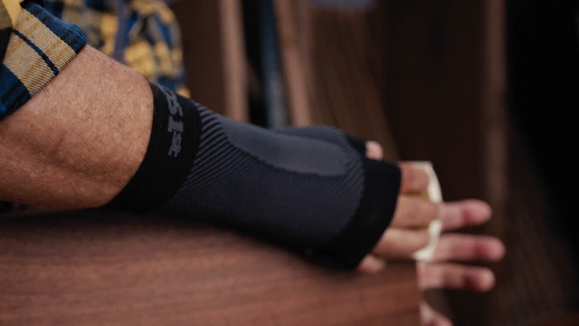 OrthoSleeve WS6 Compression Wrist Sleeve/Carpal Tunnel Wrist Brace, Supports Pain and Strain and Fatigue Black Small