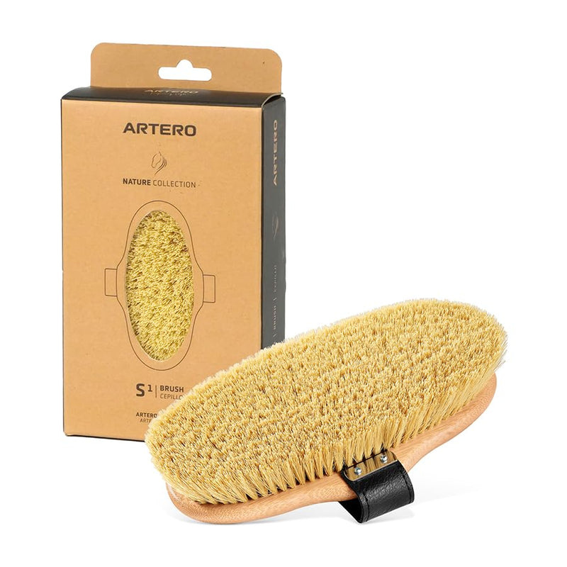 ARTERO Saturno S1 horse brush. horse brushes for grooming. horse soft brush bristles 3cm long. Removes surface dust and adds shine to your horse's coat.