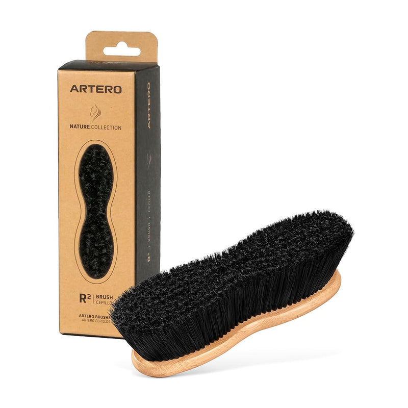 Artero Infinity R2. Horse brushes for grooming with 5cm long soft bristles. Quickly removes the most superficial dust. Ergonomic and special for the most sensitive areas of your horse.