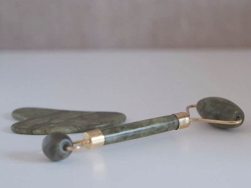 BEPER C301ABE101 Roller and Stone Gua Sha in Jade, Jade Roller & Gua Sha Massagge Tool, Facial & Body Massage, Relaxing, Remodeling & Age - BeesActive Australia