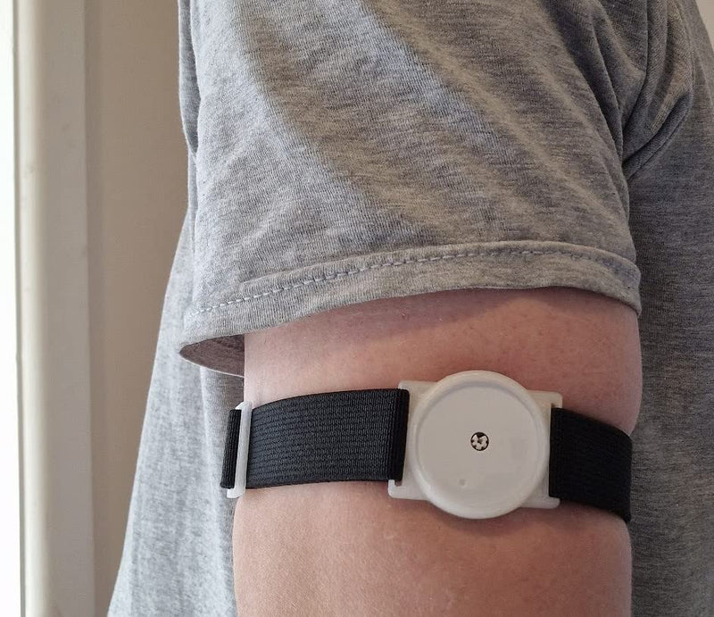 CGM Clips UK - Sensor Armband Holder/Protector Compatible with Freestyle Libre 1/2 - Green Glow in The Dark (Black Strap) Black Strap - BeesActive Australia
