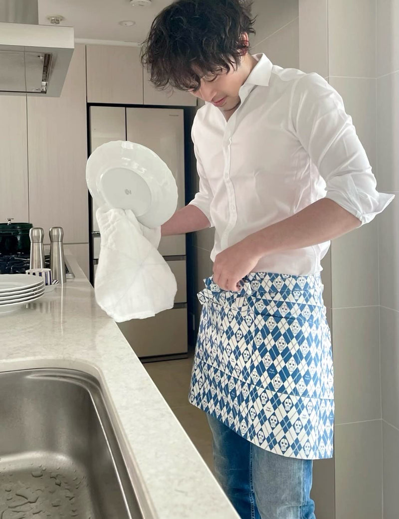 Shirayuki Waist Apron with four big pockets 100% cotton canvas. Made in Japan. Kitchen Aprons, Half Apron for Crafts, Garden Happy Skull Blue - BeesActive Australia